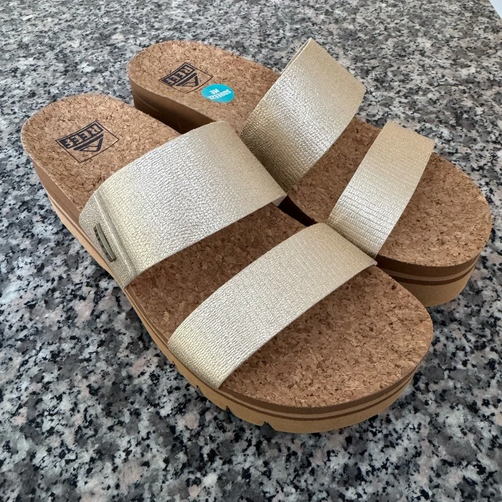 NWOT Reef Cusion Vista Higher Women's Platform Sandals in Gold - Picture 4 of 9